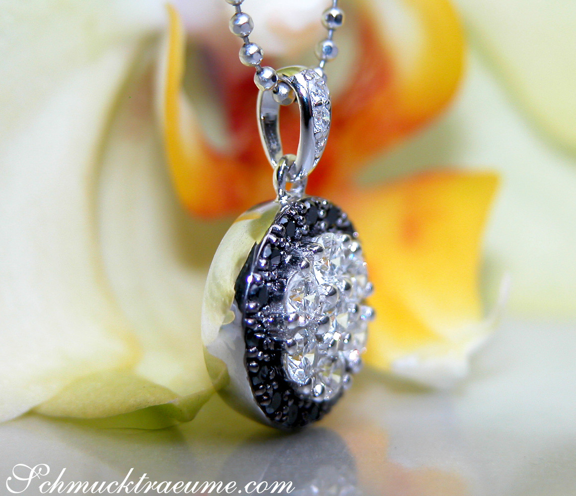 Weißgold-Anhänger mit Diamanten auf Rosenblüte, Detailaufnahme