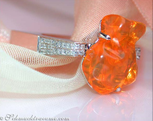 Weißgoldring mit orangefarbenem Feueropal und Diamanten, Detailaufnahme.