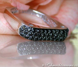 Eckiger Ring mit 0.550 Karat schwarzen Diamanten in Weißgold