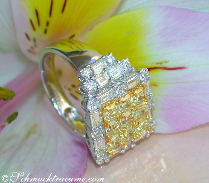 Erlesener Brillanten-Ring mit gelben Diamanten auf Blüte getragen