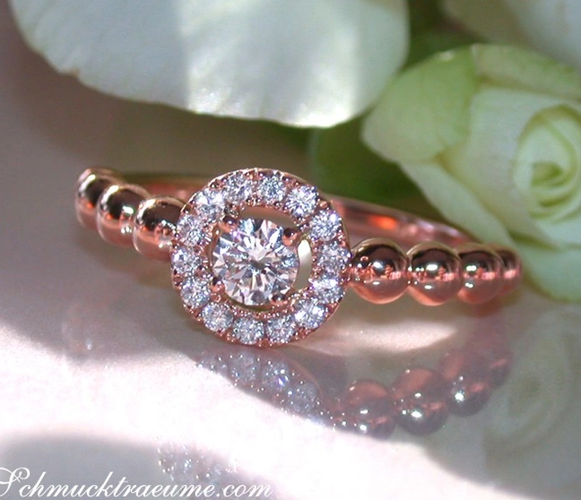 Kugelring aus Roségold mit 0.340 Karat Brillant, Detailaufnahme Kugelring aus Roségold mit 0.340 Karat Brillant, Detailaufnahme