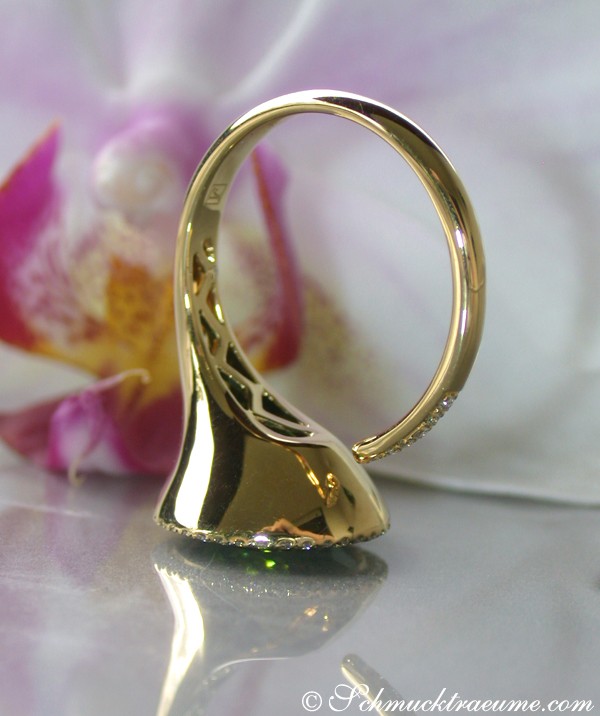 Goldener Peridot-Ring mit Diamanten, elegant auf Orchidee abgestellt