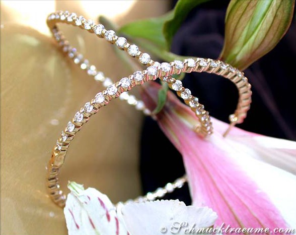 Gelbgoldcreolen mit 3.870 ct W SI Brillanten, Detailaufnahme, zartes Design