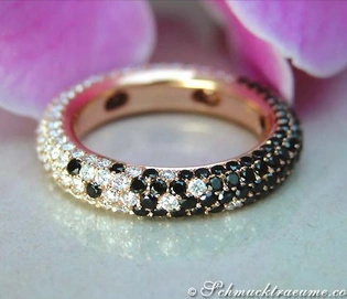 Exklusiver Diamantring mit schwarzen und weißen Steinen in Roségold 750