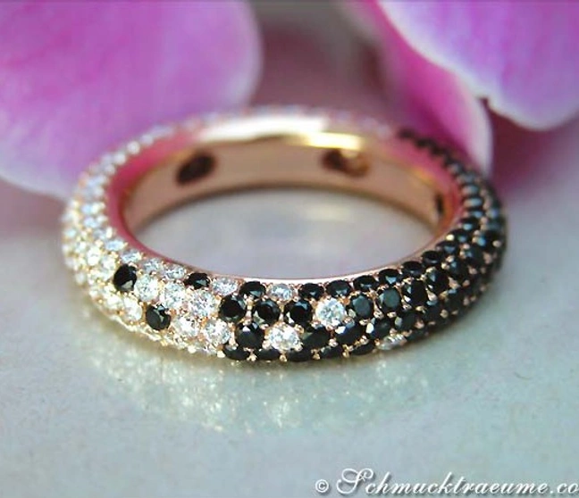 Exklusiver Diamantring mit schwarzen und weißen Steinen in Roségold 750 Exklusiver Diamantring mit schwarzen und weißen Steinen in Roségold 750
