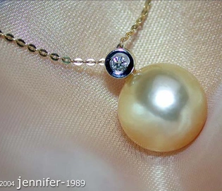 Goldener Südseeperlen-Anhänger mit Brillant an Kette, zeitlos elegant