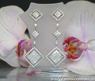 Diamant-Ohrgehänge auf Weißgoldsockel, Orchidee im Hintergrund