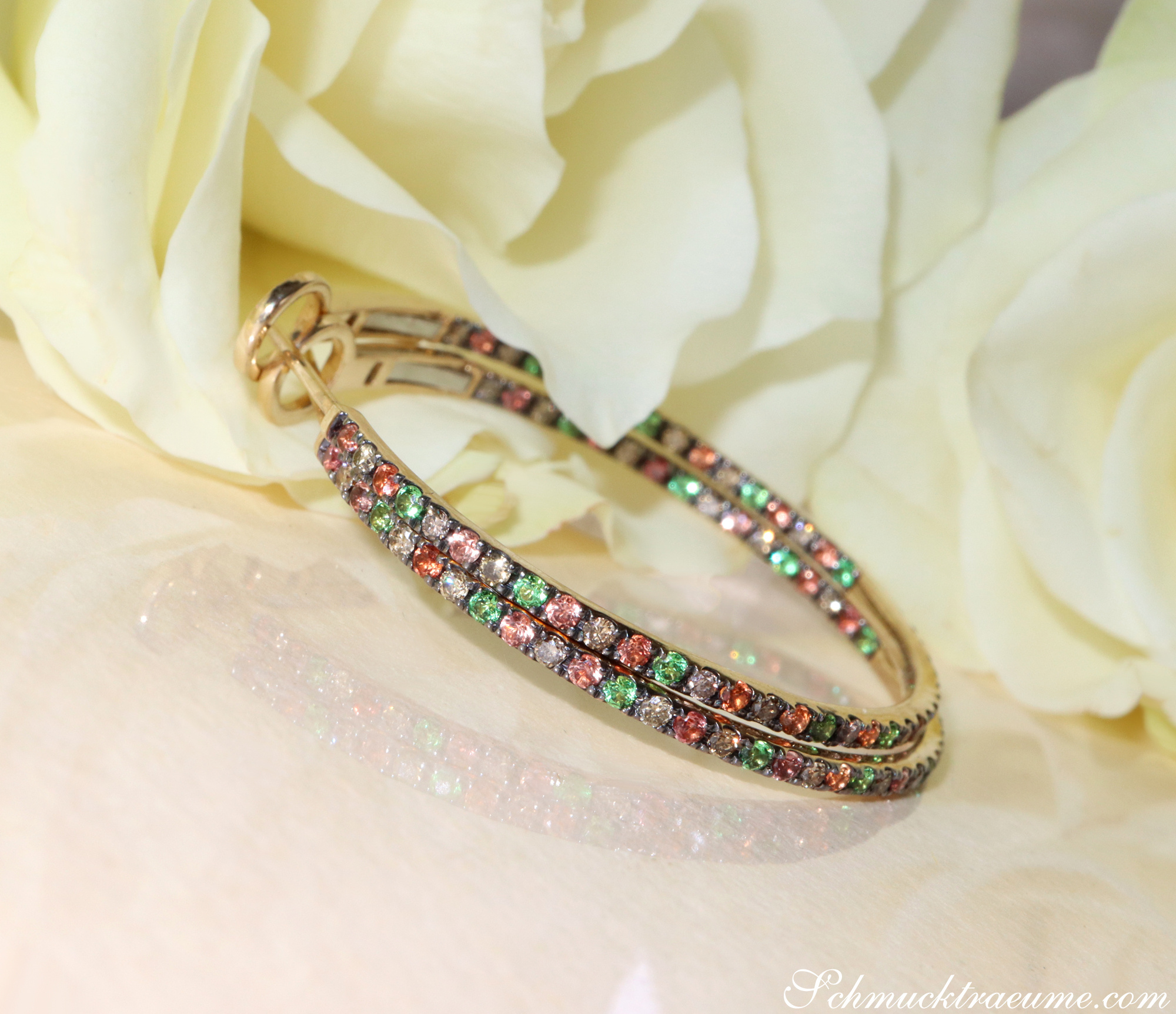 Goldene Creolen mit Tsavorite, orangen Saphiren und braunen Diamanten auf Rosenblüte