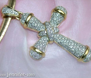 Edler Brillanten Kreuz Anhänger in Gelbgold, Detailaufnahme auf rosa Stoff.