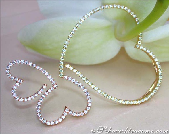 Herz-Anhänger aus Gelbgold & Roségold mit Diamanten, detailreich, auf Blume präsentiert