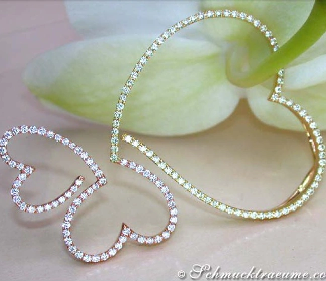 Herz-Anhänger aus Gelbgold & Roségold mit Diamanten, detailreich, auf Blume präsentiert Herz-Anhänger aus Gelbgold & Roségold mit Diamanten, detailreich, auf Blume präsentiert