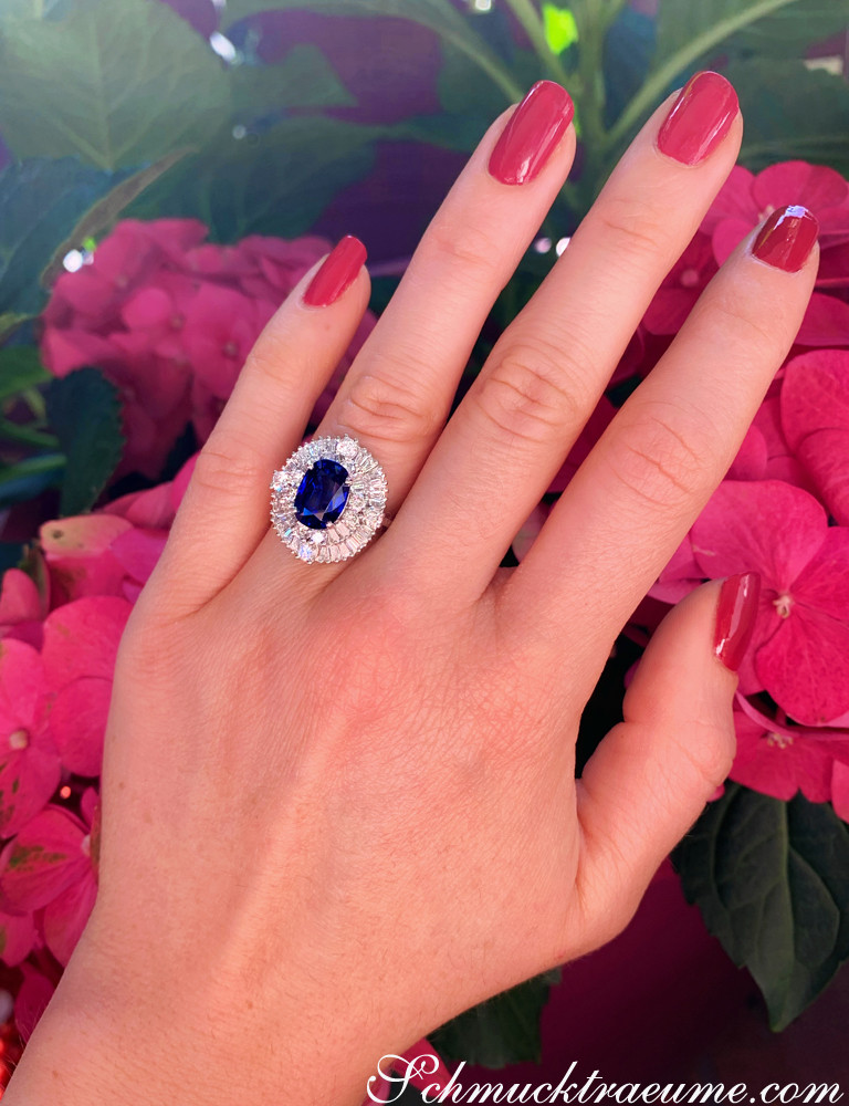 Ringszene mit Saphir und Diamanten auf blühendem Hintergrund