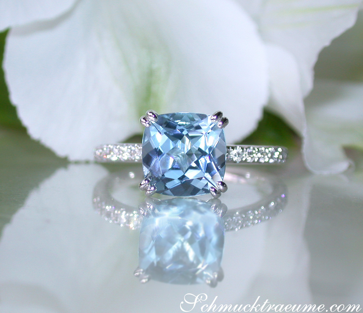 Weißgoldring mit Aquamarin und Diamantkragen, Detailaufnahme auf Blüte.