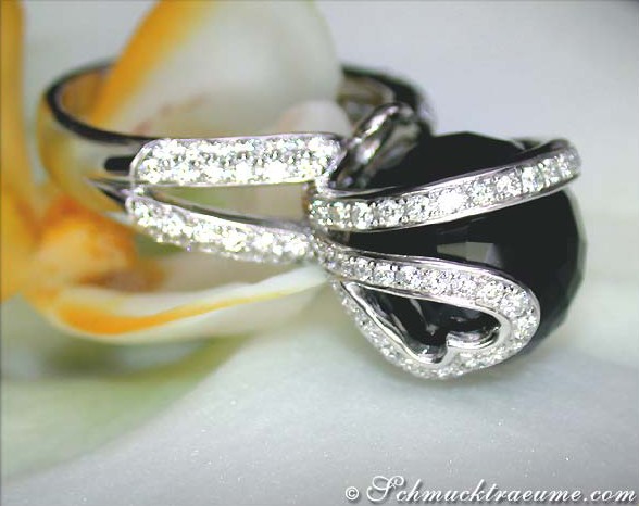Weißgold-Onyx-Ring mit Brillanten, Detailaufnahme, kontrastreich, elegant getragen.