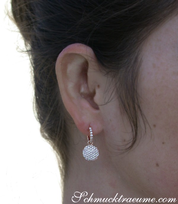 Roségold-Ohrring mit Brillanten, Detailaufnahme, elegant, zart