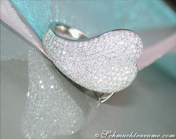 Herzformiger Brillantenring aus Weißgold 750, detailreich mit funkelnden Steinen.