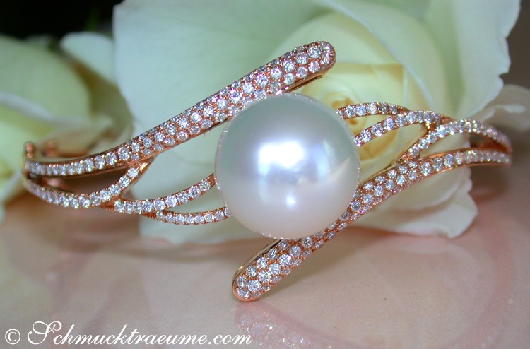 Exquisiter Armreif mit Südseeperle 15 mm in Roségold 750
