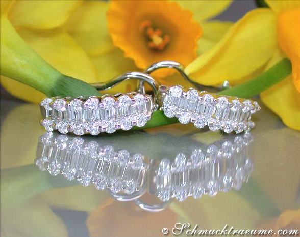 Weißgold 750 Ohrringe mit Diamanten, Detailaufnahme, Blüten im Hintergrund