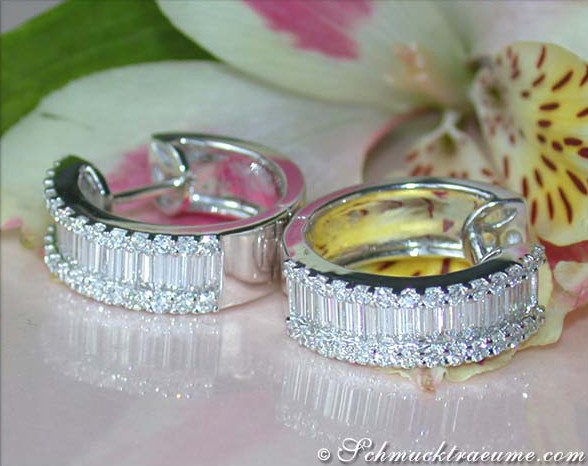 Diamant-Creolen mit Baguette- und Brillantschliff, Detailaufnahme, Silber, elegant, Blütenhintergrund