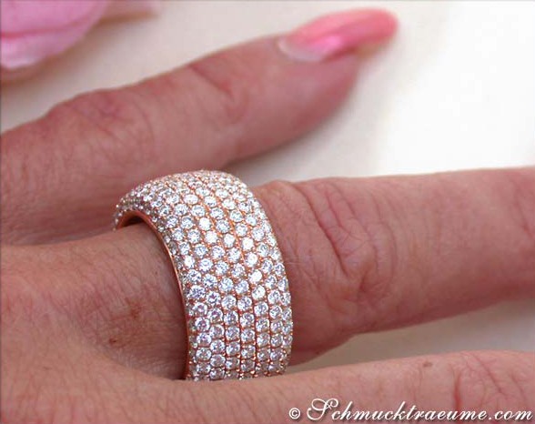 Detailansicht des Memory-Rings aus Roségold mit vielen Brillanten