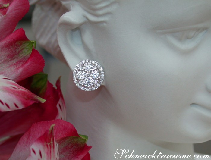 Weißgold-Ohrstecker mit runden Brillanten, detailreich, elegant, zarte Juwelen.