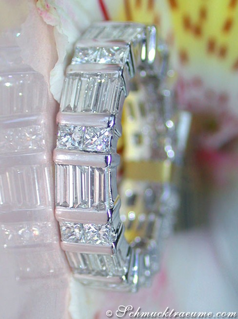 Detailansicht des Diamanten Memory Rings in Weißgold, elegante Verarbeitung und klare Kristalle.