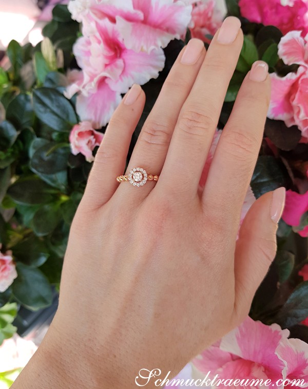 Detailansicht des Exquisiten Brillanten-Rings im Kugel-Design mit roségoldener Verarbeitung