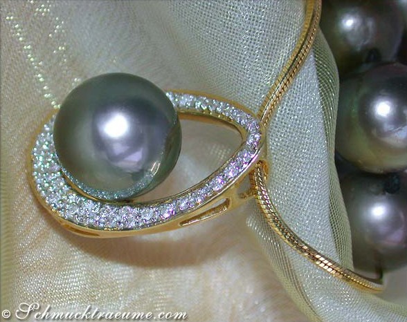 Goldener Perlenanhänger mit Diamantbesatz im Mikimoto-Design, detailreich.