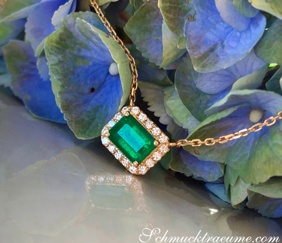 Blumenhintergrund mit Smaragd-Halskette in Gelbgold 585, detailreiches Design, klassisch elegant