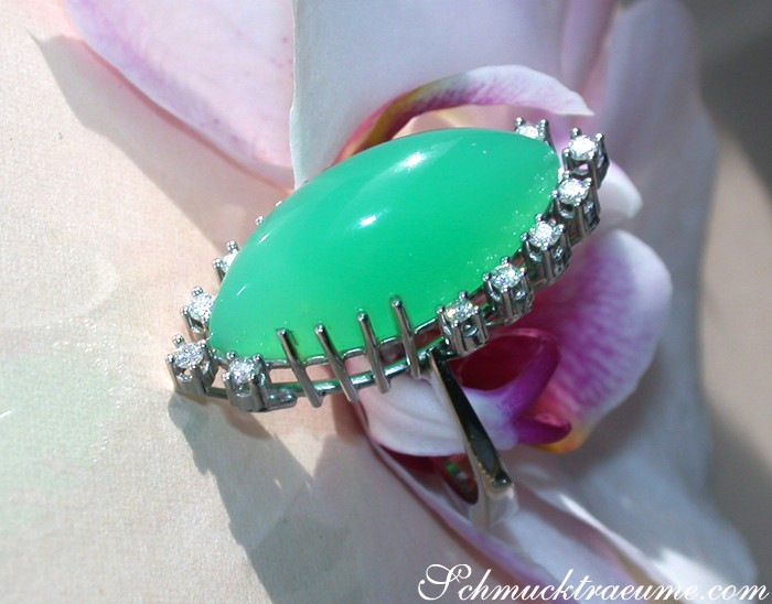Chrysopras-Brillanten-Ring in Weißgold 585, auffällig mit grünem Stein und Diamanten.
