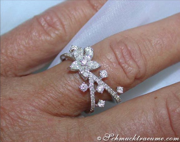 Femininer Diamantenring im Blüten-Design auf Handfinger, Detailaufnahme