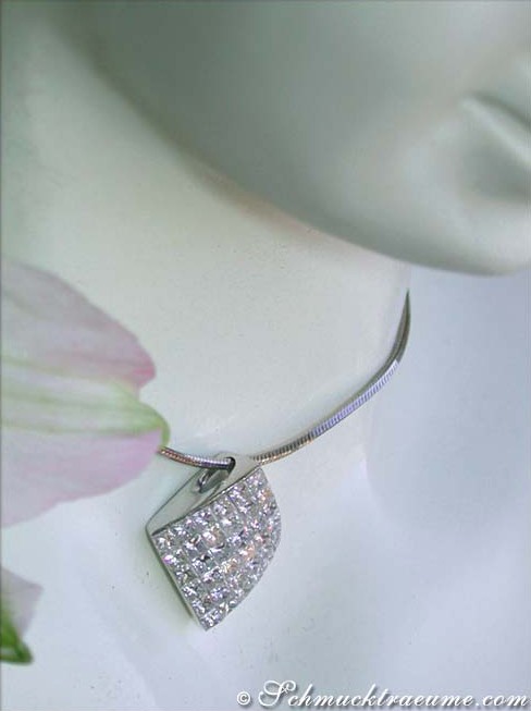 Weißgold-750-Anhänger mit Princess-Diamanten, Detailaufnahme, elegant und feminin