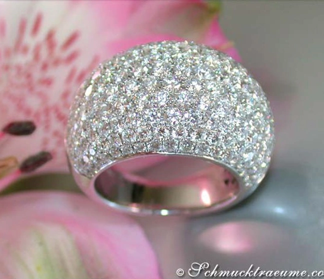 Weißgold 750 Diamant Pavé Ring mit glänzender Oberfläche, Detailaufnahme Weißgold 750 Diamant Pavé Ring mit glänzender Oberfläche, Detailaufnahme