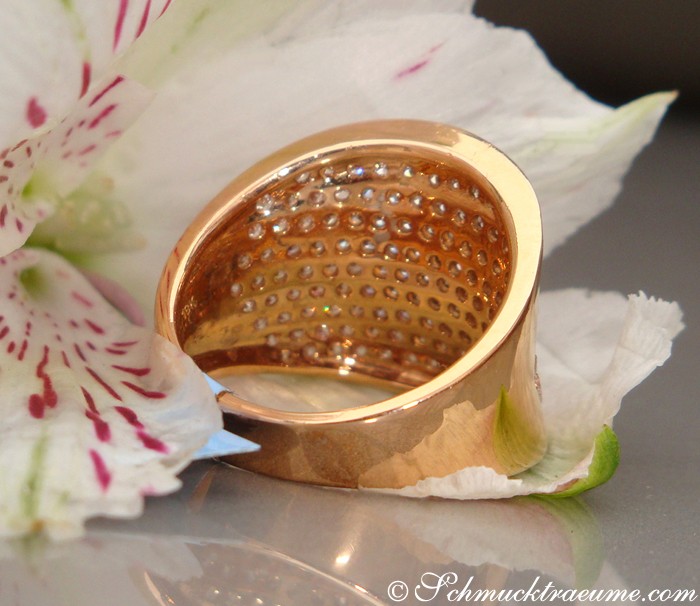 Rosenring mit Brillanten in Roségold, Detailaufnahme, auf Blume liegend