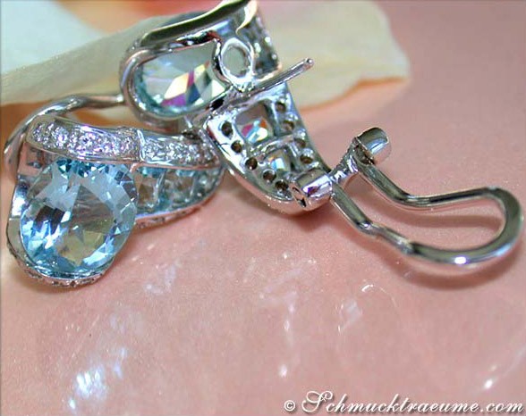 Weißgold-Aquamarin-Ohrstecker mit Brillanten, Detailaufnahme, Perspektive von oben