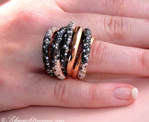 Opulenter Diamant-Ring mit schwarzen und naturbraunen Steinen auf Hand, Roségold 750