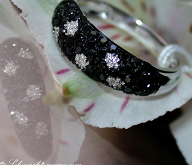Eleganter Diamantring mit schwarzen Diamanten im Tupfen Design - Image 1 Eleganter Diamantring mit schwarzen Diamanten im Tupfen Design - Image 1