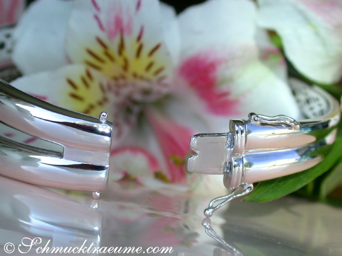 Detailaufnahme des massiven Diamantenarmreifs in Weißgold 585