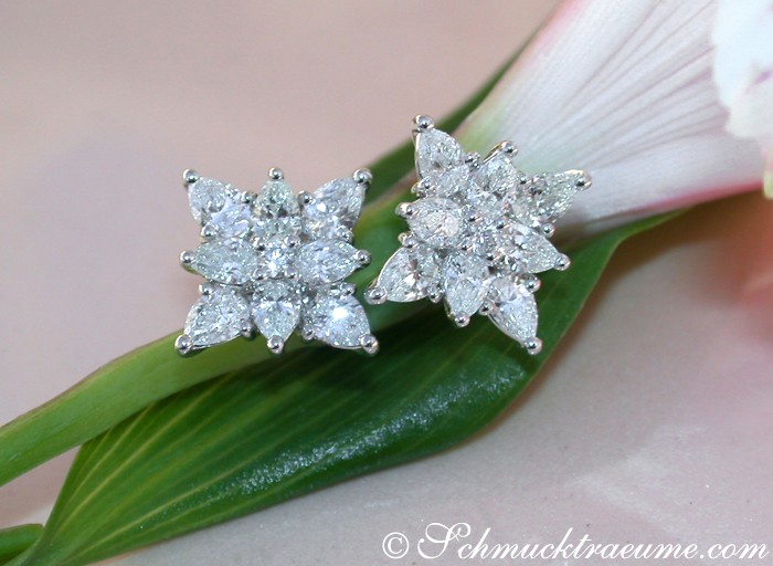 Detailansicht von Diamant-Stern-Ohrsteckern im Weißgold 750, elegant und feminin.