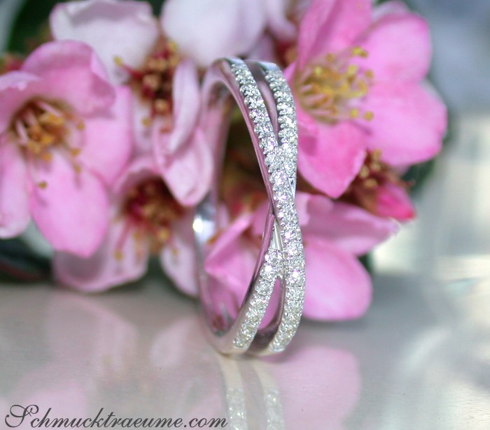 Zarter Diamant-Ring aus Weißgold mit überkreuzten Linien