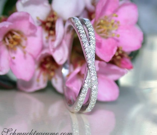 Zarter Diamant-Ring aus Weißgold mit überkreuzten Linien