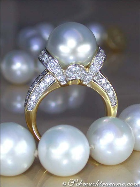 Goldener Ring mit großen Perlen und Diamanten, detailreich, elegant, seitlich.
