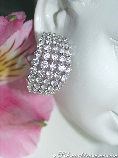 Weißgoldene Halbcreolen mit Diamanten, Detailaufnahme, elegant und auffällig.