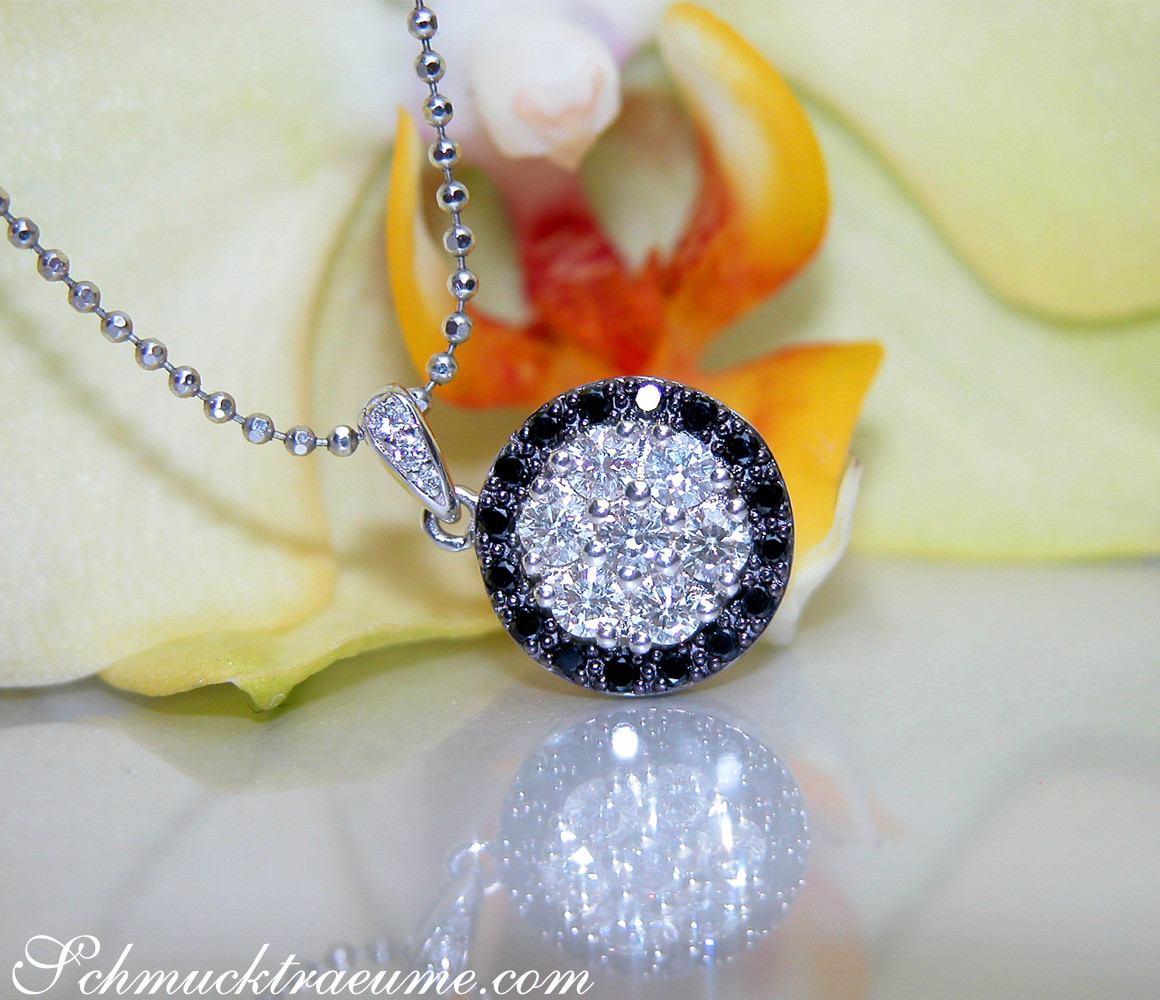 Schwarz/weiß Diamanten-Anhänger in Weißgold, Detailaufnahme, blühendes Blütenhintergrund