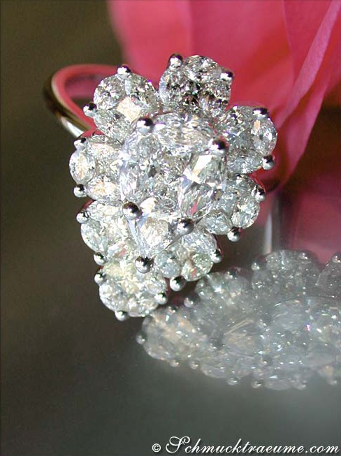 Weißgold-Ring mit Diamant-Tropfen-Design, Detailaufnahme, hochglänzend, elegant.