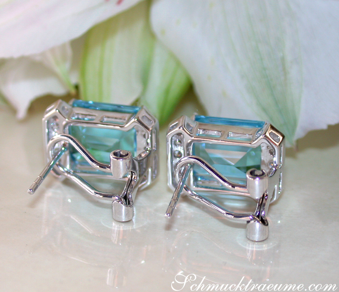 Blautopas-Ohrstecker mit Diamanten, Detailaufnahme, Weißgold 585, klare Linien, intensiv blau