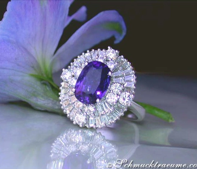 Lila Saphir-Ring mit Diamant-Verzierung, Detailaufnahme, Weißgold 750 Lila Saphir-Ring mit Diamant-Verzierung, Detailaufnahme, Weißgold 750