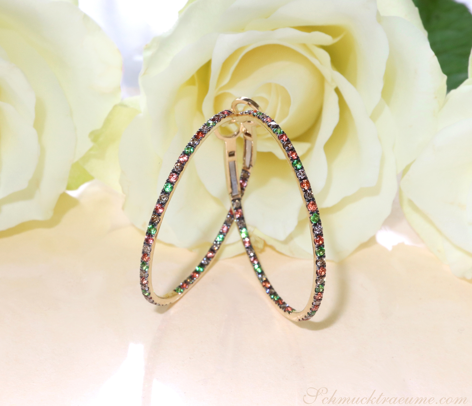 Wunderschöne Creolen mit Tsavorite, orangen Saphiren und braunen Diamanten auf Rosenblüte.