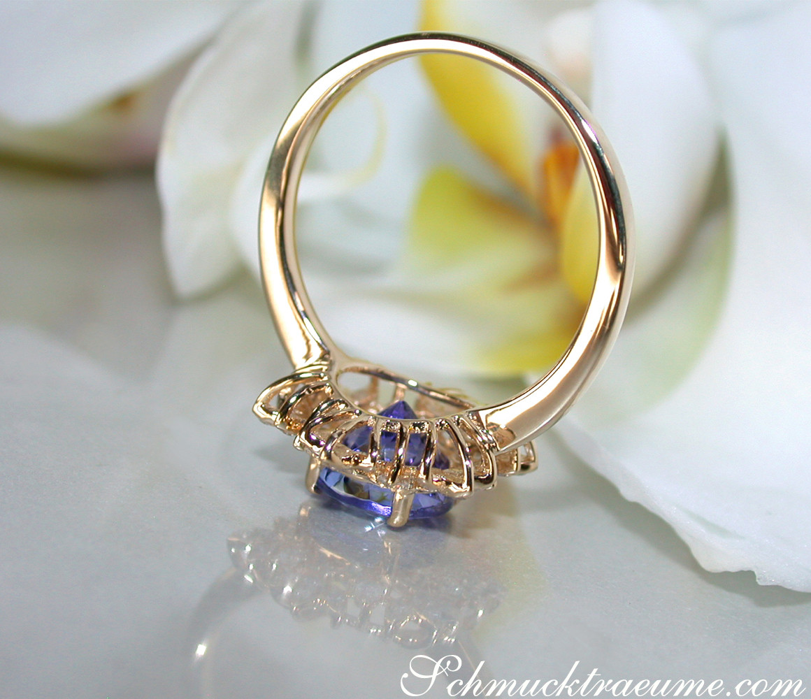 Goldener Ring mit Tansanit und Diamanten im Schneeflocken-Design
