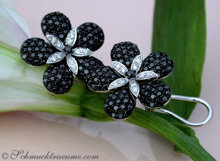 Detailaufnahme von schwarz-diamantbesetzten Blumenohrringen im Weißgold 585